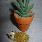 Я только-только начала пробовать сделать что-то сама. та первая из сделанных лягу ?ек, которой я осталась более-менее довольна. Обычная чичевица на спинке, покрытая лаком - смотрится весьма неплохо.